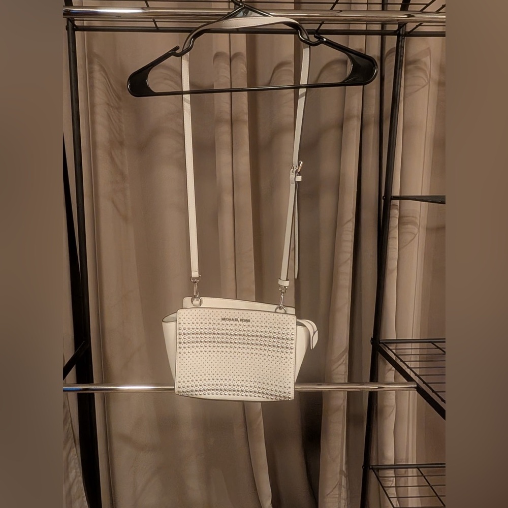 Michael Kors White Crossbody Bag Sleek Design